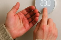 “손발이 얼음장이라면 오늘 저녁부터…” 50대 수족냉증 없앤 사람들이 매일 지킨 온도 습관의 진짜 이유