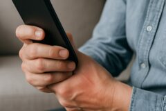 “한 손으로 계속 쓰면 손목이..” 중년 손가락·손목 통증 부르는 스마트폼 습관 3가지