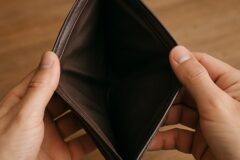 “이건 아무리 아껴도 빈손입니다” 50대가 지금 당장 정리해야 하는 것 1위
