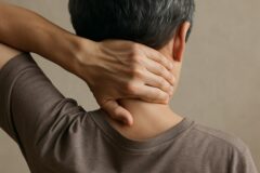 “목 디스크 의심했는데..” 60대 뒷목 당김 풀어주는 스트레칭 1위