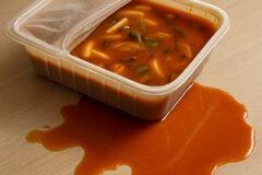 “집에 도착하니 국물이 다 샜어요..” 명절 음식 포장할 때 실수하는 방법 1위