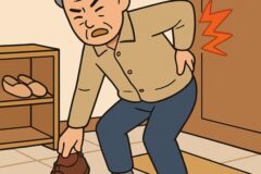 “신발 신다가 허리 삐끗했습니다..” 70대 현관에서 척추 망가뜨리는 진짜 이유